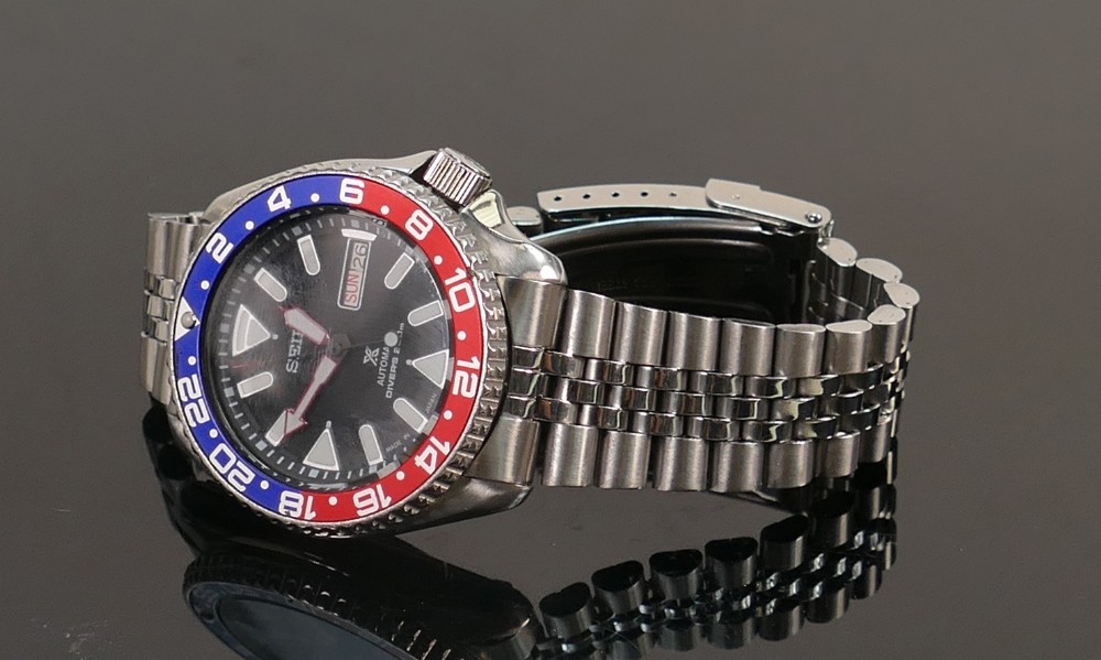 Gentleman's Seiko automatic divers watch: Stainless steel day date with blue & red dial. - Image 6 of 6