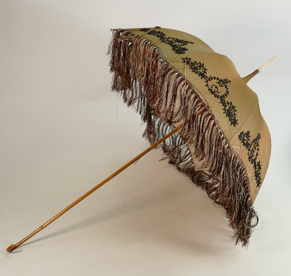 19th century silk fans and parasol: Large & small fans, largest fan length 38cm, cane & silk parasol - Image 11 of 12