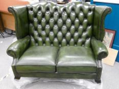 High wingback Queen Anne 2 setter Chesterfield: In green leather.