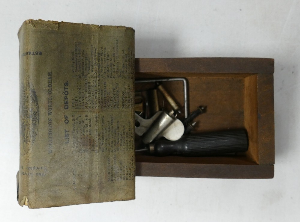 19th century Bradbury & Co Wellington sewing machine in good condition: In wooden case with original - Image 5 of 6