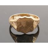 Large & heavy 9ct gold signet ring: Weight 7.1g, size U. Shield shaped vacant cartouche.