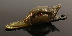 Victorian ducks bill brass letter clip with glass eyes: In good original condition, well defined and - Image 2 of 4