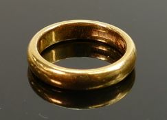22ct gold wedding band: Weight 9.2g, size O, width 4.5mm