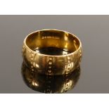 18ct gold wedding ring, size T, 7.7g.