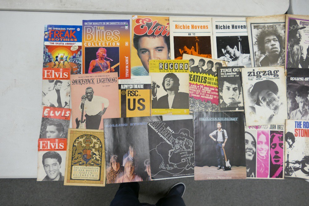 A collection of 1960s & later Music & Rock & Roll ephemera, tour souvenirs & collectors club - Image 8 of 22