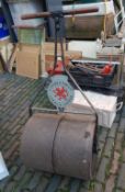 Vintage Thomas Green & Son cast iron lawn roller: (split barrel drum).