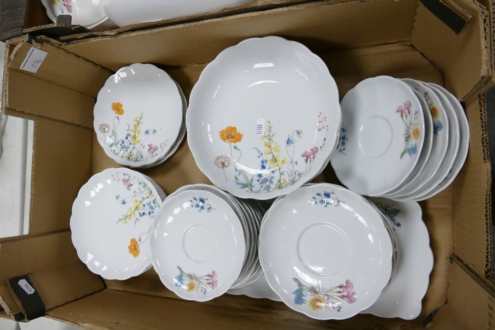 A very Large Collection of Seltmann Weiden Bavaria Floral decorated Tea & Dinner ware to include: - Image 7 of 7