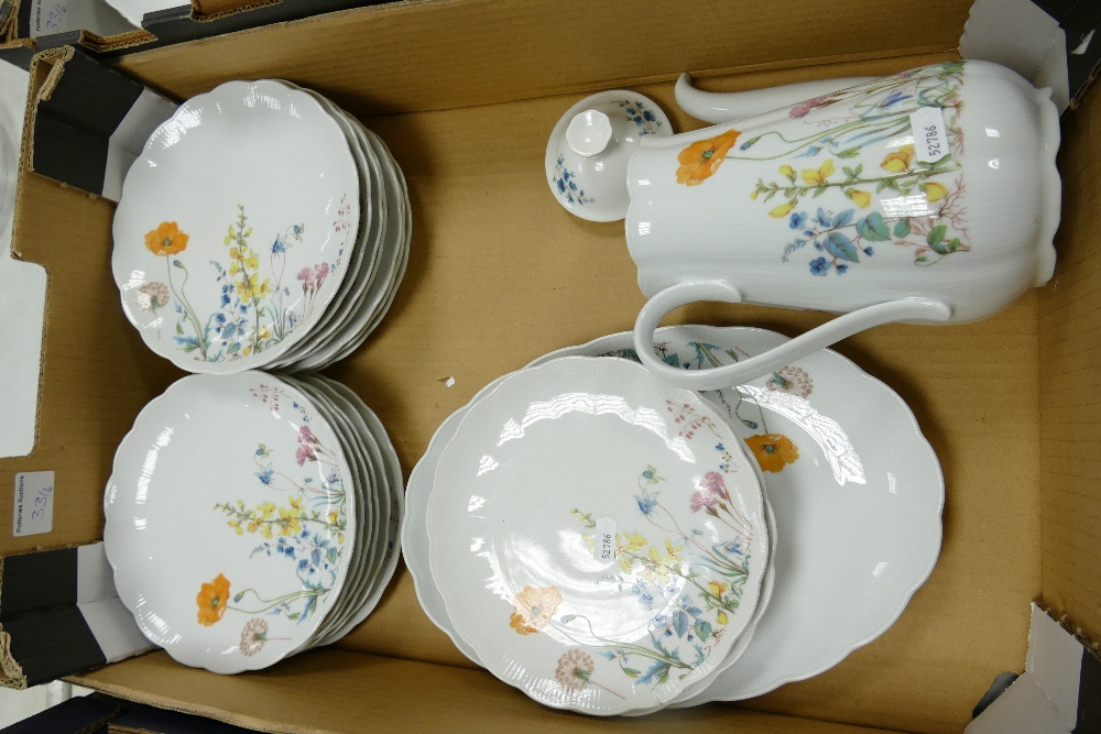 A very Large Collection of Seltmann Weiden Bavaria Floral decorated Tea & Dinner ware to include: - Image 5 of 7