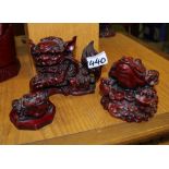 Three vintage red resin oriental figures depicting toads and a dragon: 11cm tallest (3).