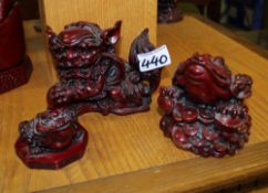 Three vintage red resin oriental figures depicting toads and a dragon: 11cm tallest (3).