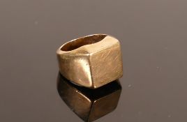 9ct gold gents heavy signet ring: Weight 16.2g, size M.