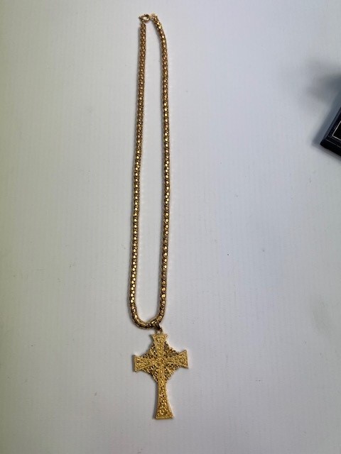 18ct gold ornate cross & chain, 25.5g: