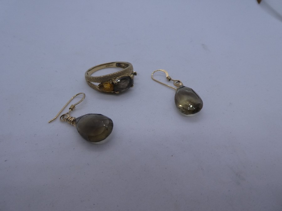 9ct yellow gold ring set with smokey topaz AF 3.2g and a pair of 9ct smokey topaz drop earrings - Image 4 of 4