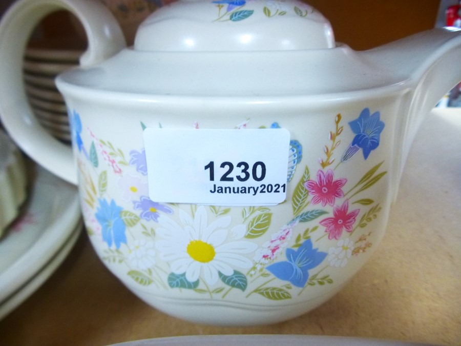 A quantity of Poole 'Springtime' dinnerware - Image 6 of 10