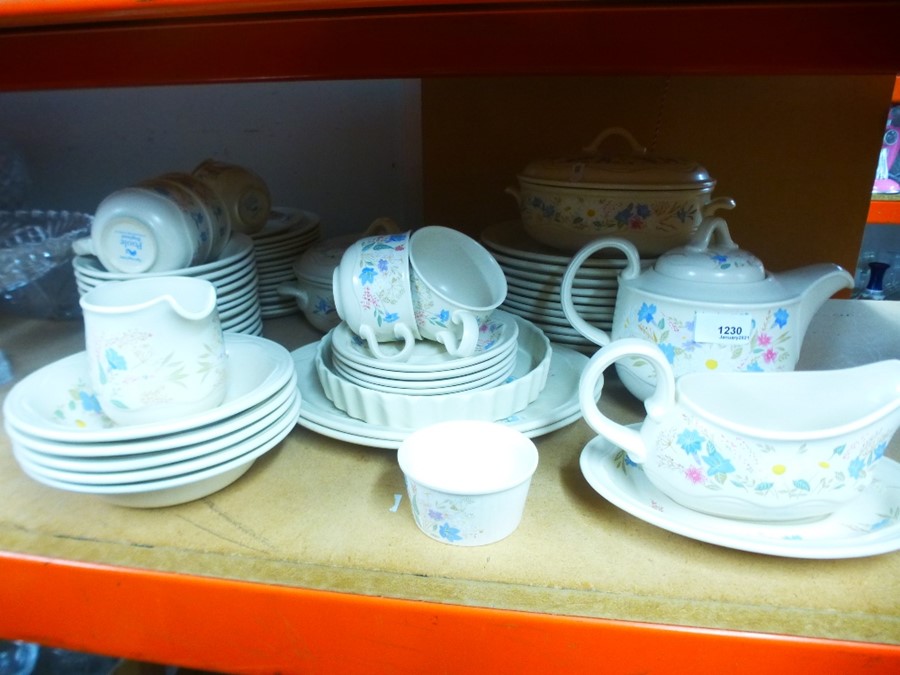 A quantity of Poole 'Springtime' dinnerware - Image 7 of 10