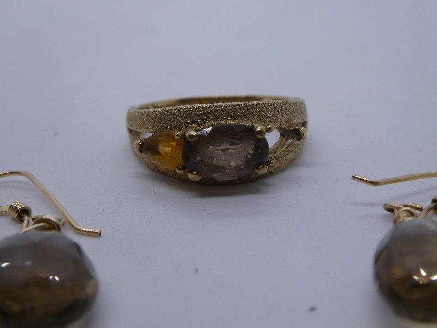 9ct yellow gold ring set with smokey topaz AF 3.2g and a pair of 9ct smokey topaz drop earrings - Image 2 of 4