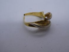 18ct Yellow gold unusual designed ring, band mishapen, marked 75, 8g