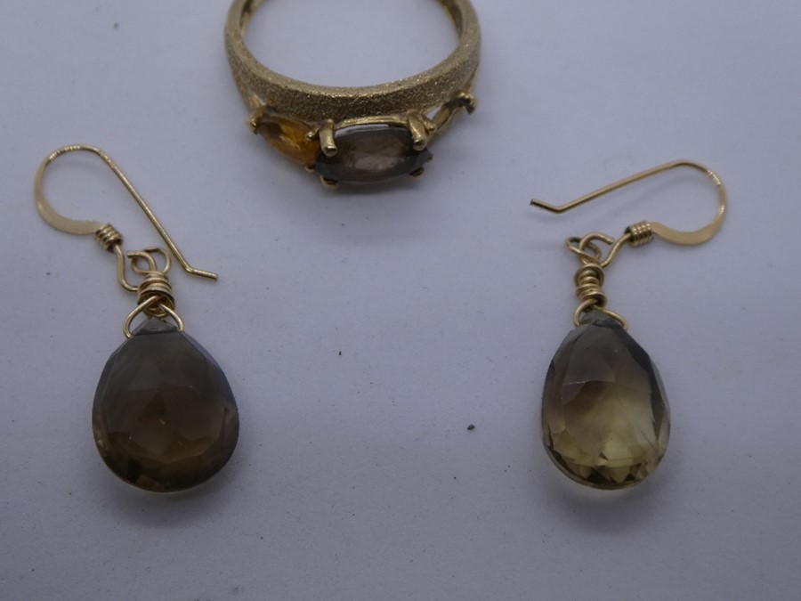 9ct yellow gold ring set with smokey topaz AF 3.2g and a pair of 9ct smokey topaz drop earrings - Image 3 of 4