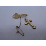 9ct yellow gold bar brooch in the form of a key with safety chain, marked 9ct, approx. 3cm together