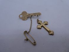 9ct yellow gold bar brooch in the form of a key with safety chain, marked 9ct, approx. 3cm together