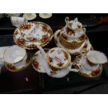 Small quantity of Royal Albert 'Old Country Roses' teaware to incl. cake stand, sugar bowl, side pla