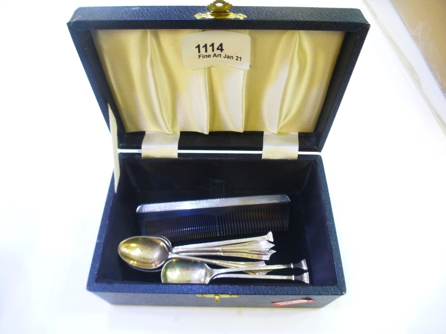 A silver lot comprising of a cased sterling silver topped dressing table brush and comb hallmarked B - Image 4 of 7