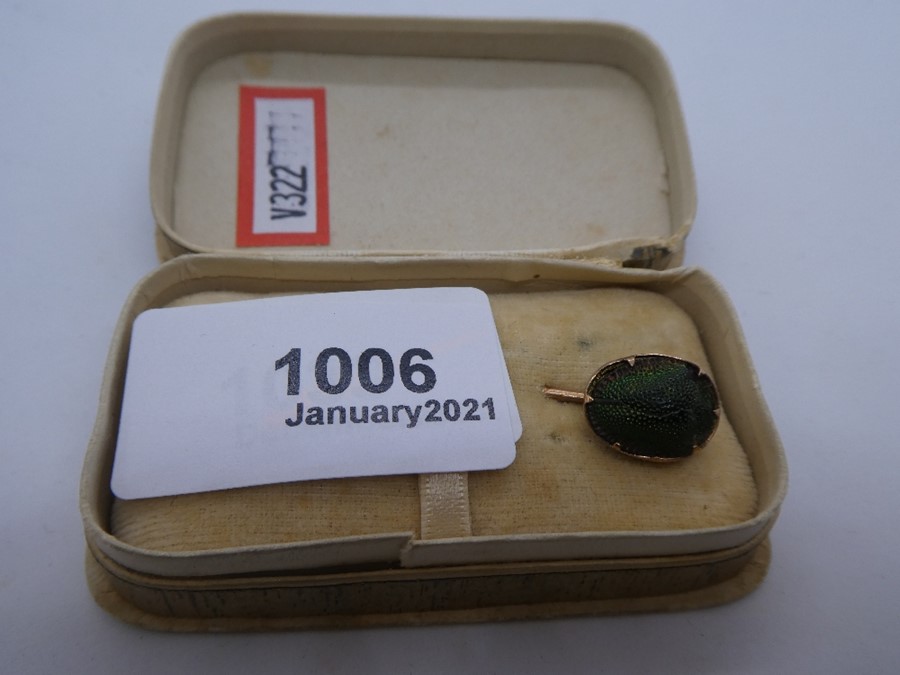 Antique stick pin set with a real Scarab beetle, mounted in possibly 14ct gold mount in antique Lloy - Image 5 of 6