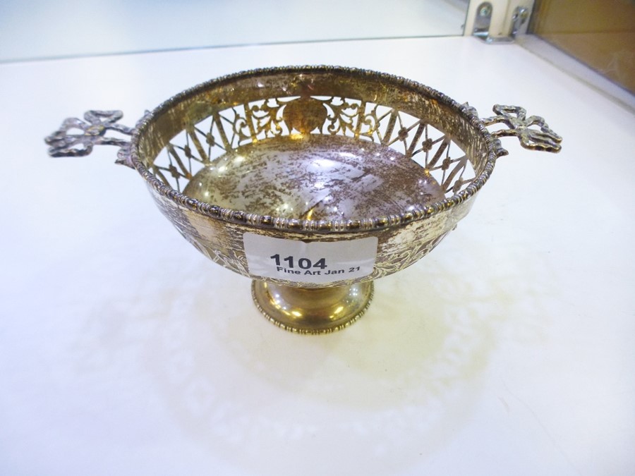 George Nathan & Ridley Hayes, 1913 Chester. A silver porringer with pierced  fret design with ornat - Image 5 of 5