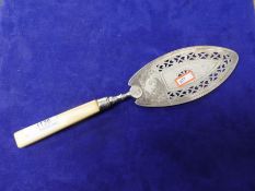 A Georgian silver cake slice with pierced decoration and bone handle, London 1794 approx 4.8ozt