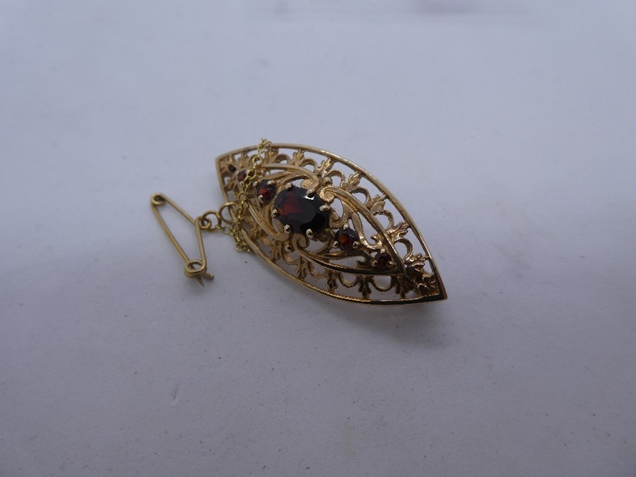 9ct Yellow gold oval brooch set with faceted garnets, marked 375 on pin, with safety chain, approx.. - Image 6 of 6