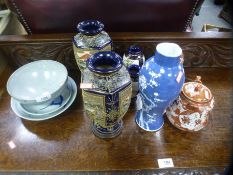 Oriental lot of mixed china to incl. pair vases, blue and white vase, bowls etc.