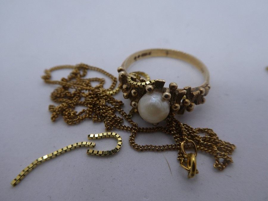 Quantity of 9ct gold to incl. 2 broken neckchains, 9ct ring set with pearl, all marked - gross lot w - Image 2 of 2