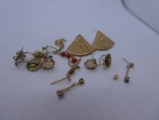 Quantity of 9ct and yellow metal and other earrings, incl yellow metal starburst ex 7.2g