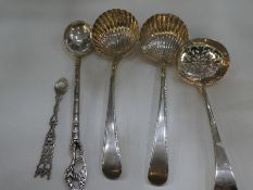 A silver lot comprising of various spoons. Ornate and decorative design. One white metal. Total gros