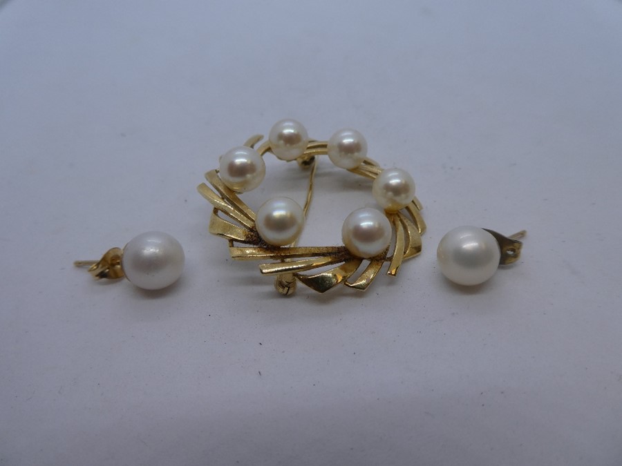 14K yellow gold circular brooch with 6 pearls attached, plus a pair of pearl earrings, gross weight - Image 2 of 2
