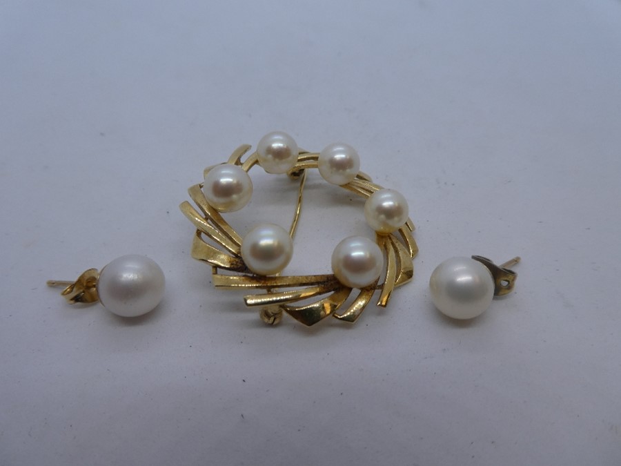 14K yellow gold circular brooch with 6 pearls attached, plus a pair of pearl earrings, gross weight