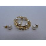 14K yellow gold circular brooch with 6 pearls attached, plus a pair of pearl earrings, gross weight
