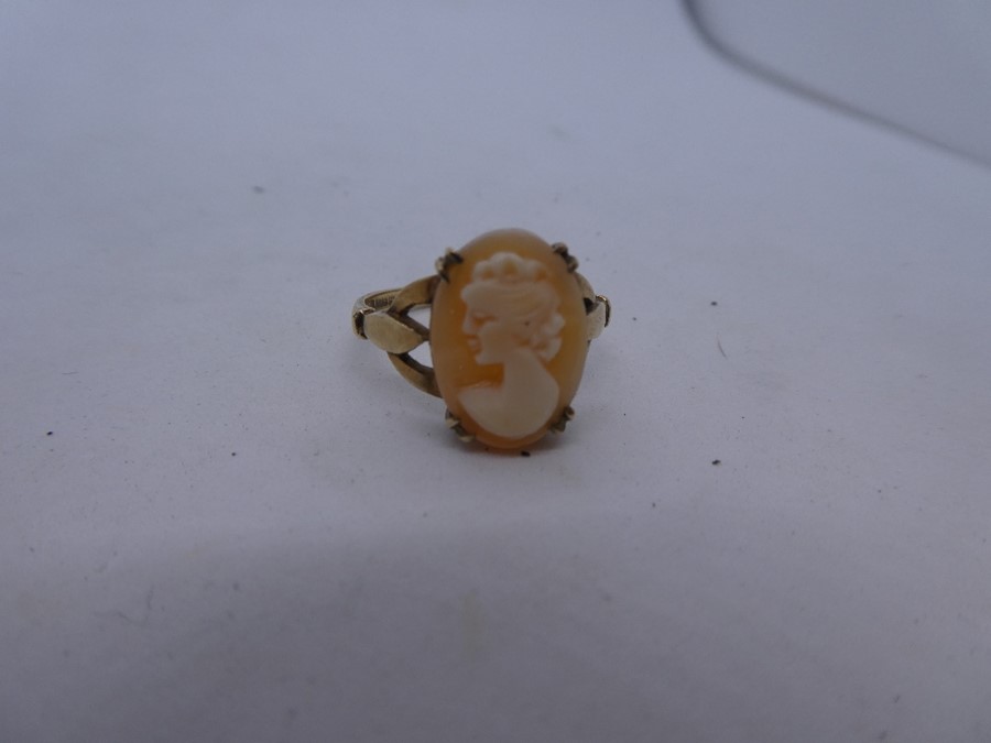 9ct yellow gold cameo dress ring size O, 2.8g, marked