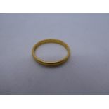 22ct yellow metal wedding band, size Q, 3g