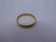 22ct yellow metal wedding band, size Q, 3g