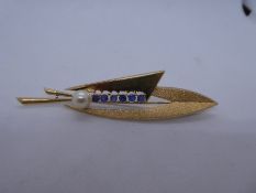 18ct yellow gold, Art Deco designed brooch with pearls and 6 sapphires approx. 7.5cm length