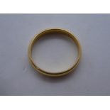 22ct yellow gold wedding band size N, 4.6g