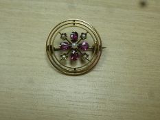 Pretty circular yellow metal 9ct brooch with amethyst and seed pearls, 2.7g, approx 2cm, marked 9ct