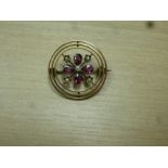 Pretty circular yellow metal 9ct brooch with amethyst and seed pearls, 2.7g, approx 2cm, marked 9ct