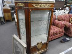 French 1920s veneered ormolu mounted glass display cabinet with marble top, panel door damaged