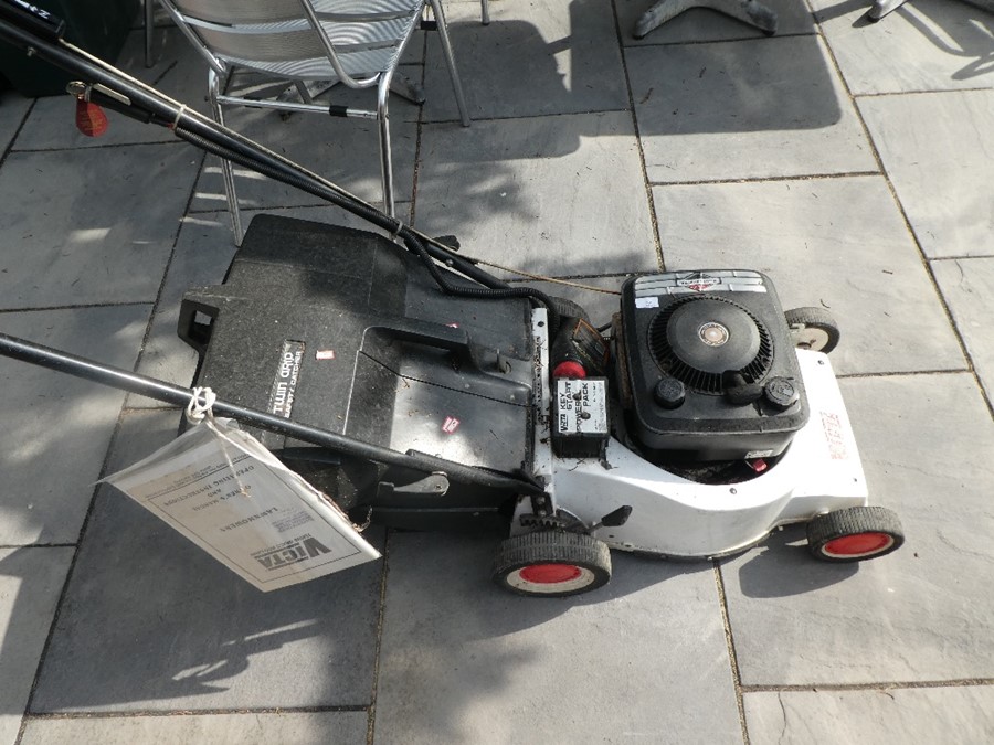 Victa Briggs and Stratton petrol lawn mower - Image 4 of 5