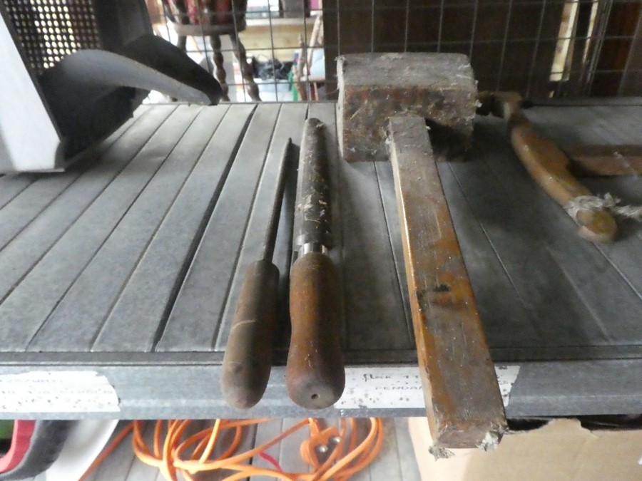 Large quantity of carpenters shed tools, mainly wooden handled, two black and decker tools etc - Bild 7 aus 14