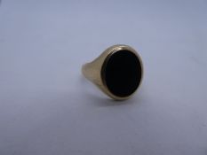 9ct yellow gold gents signet ring with black oval panel, marked 375, weight 6.1g, size T,