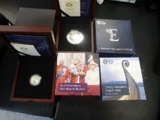 Five coins to include; 2017 Isle of Man silver £1 coin 9.5g, The Platinum wedding silver £5 coin 28.