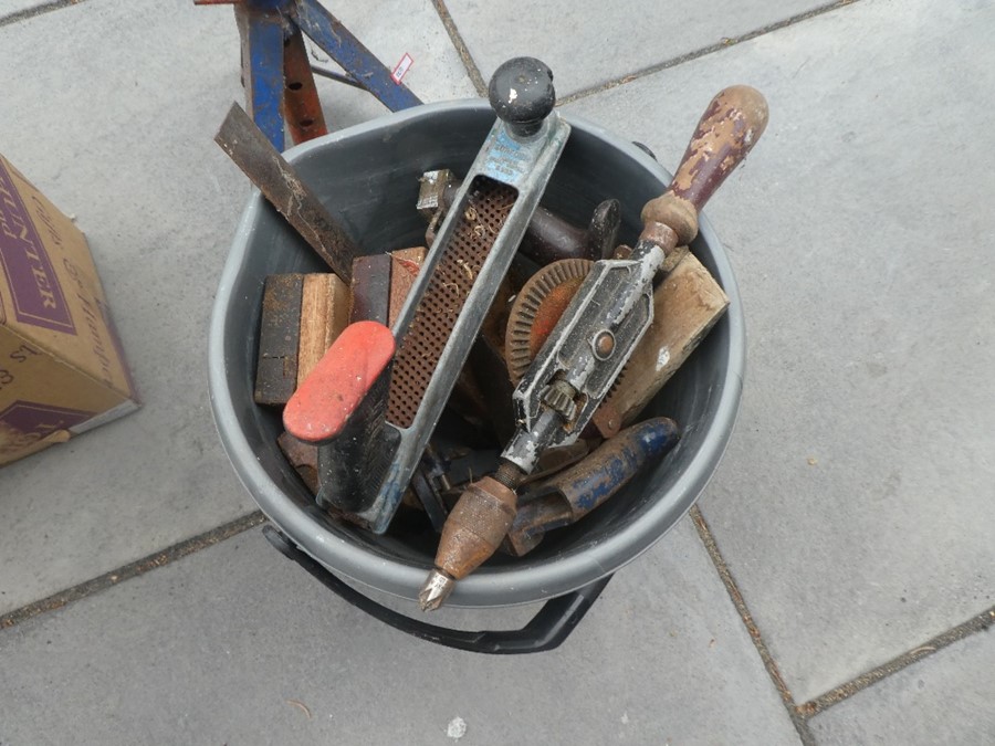 Large quantity of carpenters shed tools, mainly wooden handled, two black and decker tools etc - Bild 13 aus 14